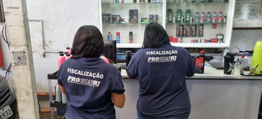 Operação do Procon-RJ resulta na apreensão de mais de 58 litros de óleos irregulares, além de peças com aparência de usadas, sem procedência, sendo comercializadas como novas - Foto: Divulgação/Procon-RJ Operação do Procon-RJ resulta na apreensão de mais de 58 litros de óleos irregulares, além de peças com aparência de usadas, sem procedência, sendo comercializadas como novas