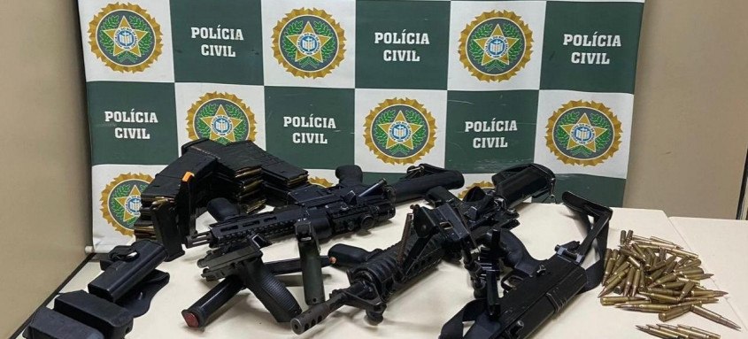 Fuzis, pistolas e munições foram apreendidos por agentes da 43ª DP (Guaratiba) em Sepetiba - Foto: Divulgação Fuzis, pistolas e munições foram apreendidos por agentes da 43ª DP (Guaratiba) em Sepetiba
