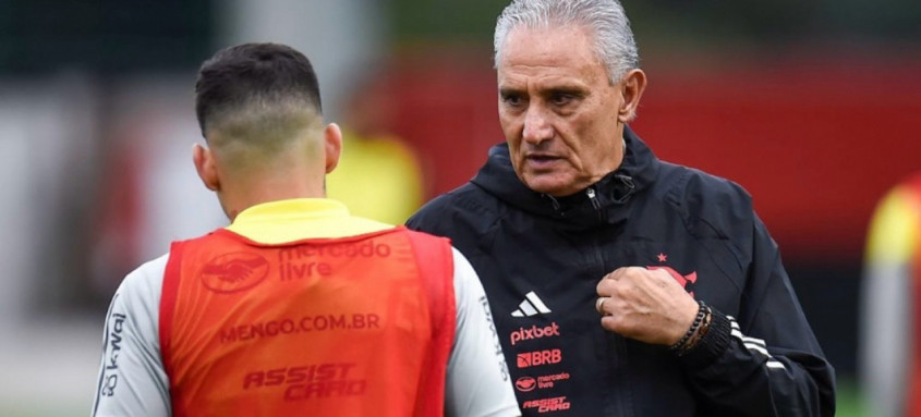 Pressionado, Tite já planeja qual time colocará em campo para o duelo contra o Grêmio no próximo domingo - Foto: Marcelo Cortes/Flamengo Pressionado, Tite já planeja qual time colocará em campo para o duelo contra o Grêmio no próximo domingo