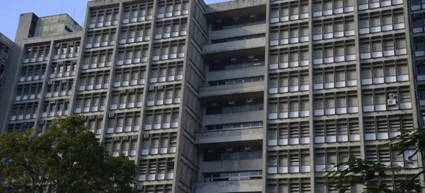 Membros da reitoria e direções da Uerj inspecionaram o prédio na segunda-feira
- Foto: Fernando Frazão/Agência Brasil Membros da reitoria e direções da Uerj inspecionaram o prédio na segunda-feira