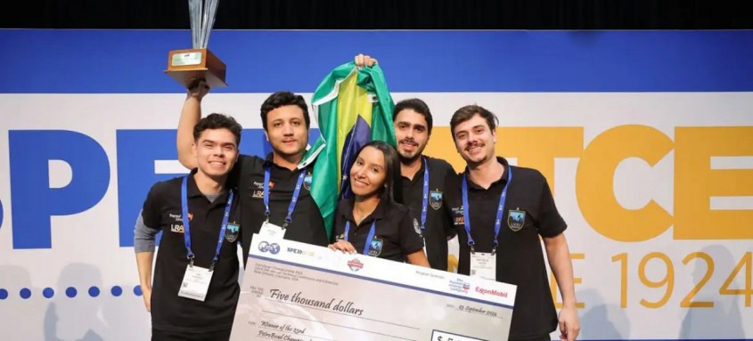 Alunos do curso de engenharia do petróleo da Escola Politécnica da UFRJ conquistaram o bicampeonato do Petrobowl Championship - Foto: Divulgação Alunos do curso de engenharia do petróleo da Escola Politécnica da UFRJ conquistaram o bicampeonato do Petrobowl Championship