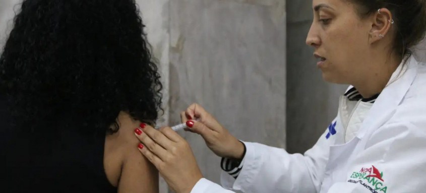 A vacinação segue sendo o método mais eficaz para se proteger da covid-19
- Foto: Rovena Rosa/Agência Brasil A vacinação segue sendo o método mais eficaz para se proteger da covid-19