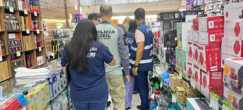 Agentes encontram mais de cinco 5 mil selos falsificados da Anatel durante operação conjunta do Procon-RJ, Decon, DRCPIM e Sedcon