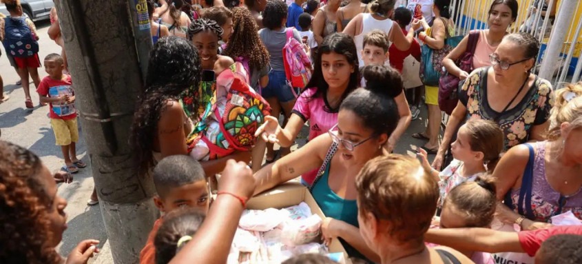Crianças recebem doces de devotos no dia de São Cosme e Damião na zona norte do Rio - Foto: Tomaz Silva/Agência Brasil Crianças recebem doces de devotos no dia de São Cosme e Damião na zona norte do Rio