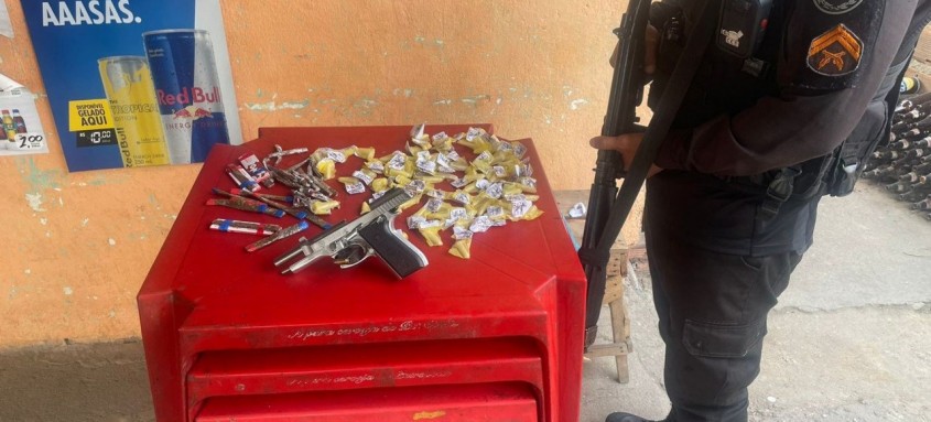 PMs do 7º BPM (São Gonçalo) prenderam um homem com posse de arma de fogo e drogas no bairro Engenho Pequeno - Foto: Divulgação PMs do 7º BPM (São Gonçalo) prenderam um homem com posse de arma de fogo e drogas no bairro Engenho Pequeno