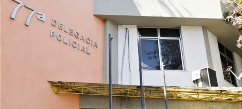 Agentes da 77ª DP (Icaraí) prenderam uma mulher acusada de extorsão em Niterói