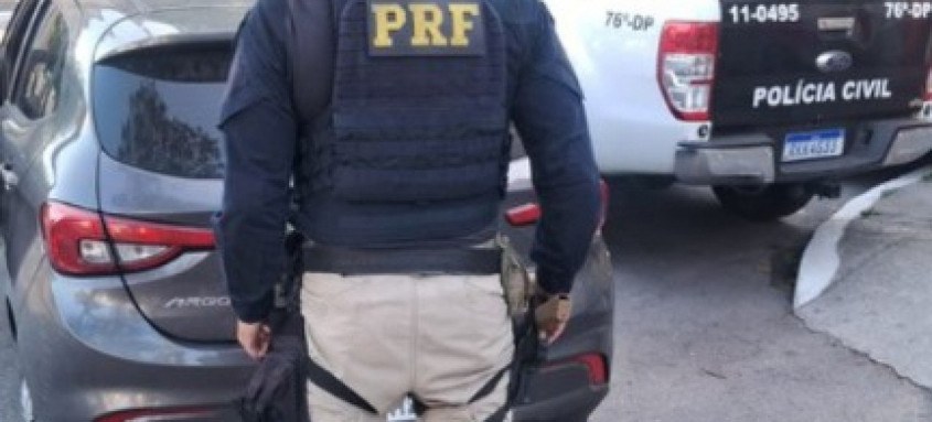 Agentes da PRF apreenderam em Niterói um carro furtado
