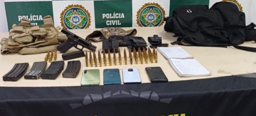 Agentes da Polícia Civil apreenderam arma, carregadores de fuzil entre outras coisas - Foto: Divulgação Agentes da Polícia Civil apreenderam arma, carregadores de fuzil entre outras coisas