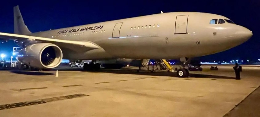 Avião da FAB decolou da base do Galeão com destino a Beirute

