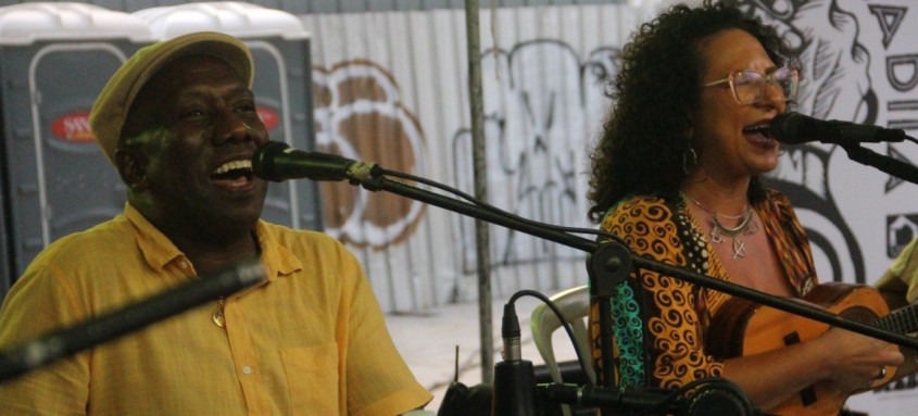 Sambista Mingo Silva (à esq.) é o idealizador da Feira Popular Cultural Sambadilá
- Foto: Divulgação Sambista Mingo Silva (à esq.) é o idealizador da Feira Popular Cultural Sambadilá