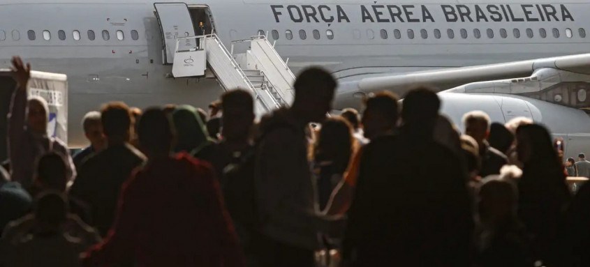 Avião da FAB que resgatou brasileiros do Líbano pousou no início da manhã desta segunda-feira em São Paulo - Foto: Paulo Pinto/Agência Brasil Avião da FAB que resgatou brasileiros do Líbano pousou no início da manhã desta segunda-feira em São Paulo
