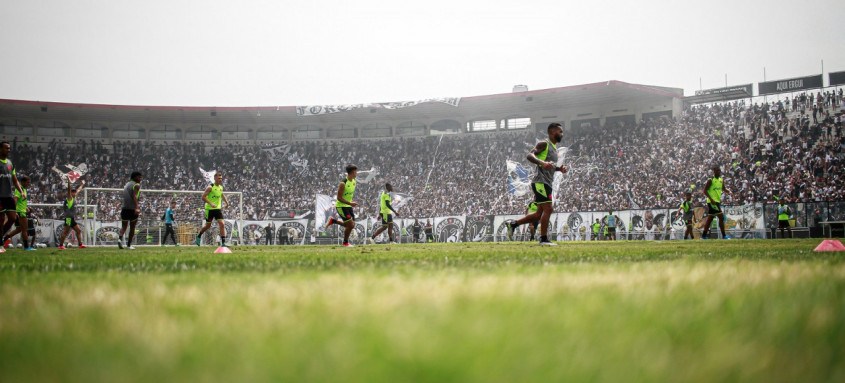 Mais de 10 mil torcedores estiveram nesta sexta em São Januário na véspera da semi da Copa do Brasil - Foto: Matheus Lima/Vasco Mais de 10 mil torcedores estiveram nesta sexta em São Januário na véspera da semi da Copa do Brasil