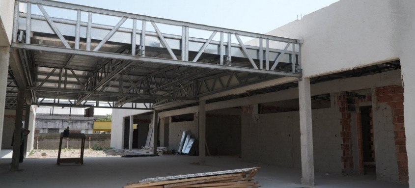 Atualmente, as obras estão em fase de colocação de telhados, subestação, contenção, redes elétrica e hidráulica - Foto: Renan Otto/Divulgação Atualmente, as obras estão em fase de colocação de telhados, subestação, contenção, redes elétrica e hidráulica