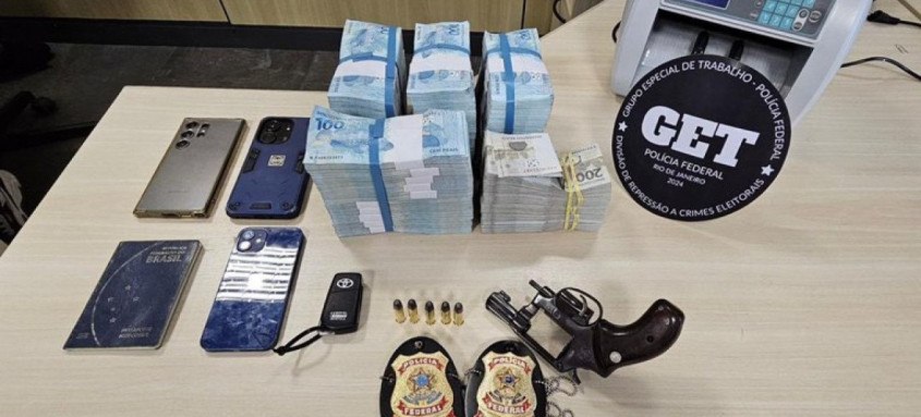 A Polícia Federal prendeu dois homens em flagrante por transportarem R$ 500 mil em espécie e um revólver calibre .38 com cinco munições, no bairro de Icaraí, em Niterói - Foto: Divulgação/Polícia Federal A Polícia Federal prendeu dois homens em flagrante por transportarem R$ 500 mil em espécie e um revólver calibre .38 com cinco munições, no bairro de Icaraí, em Niterói