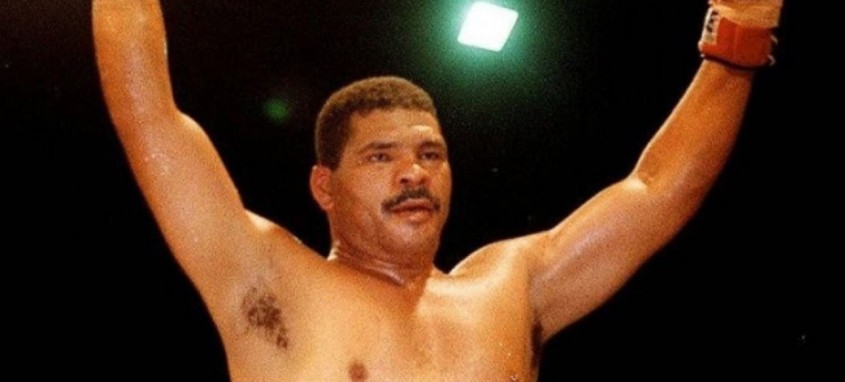 No boxe profissional, Maguila disputou 85 lutas, com 77 vitórias (61 por nocaute), sete derrotas e um empate