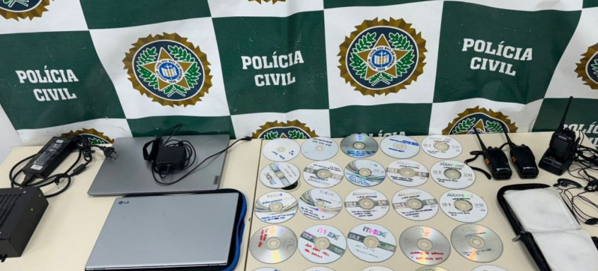 Os agentes apreenderam quatro telefones celulares, 18 pen drives, dois notebook, um CPU portátil, 28 CDs e DVDs e três rádios transmissores - Foto: Divulgação Os agentes apreenderam quatro telefones celulares, 18 pen drives, dois notebook, um CPU portátil, 28 CDs e DVDs e três rádios transmissores