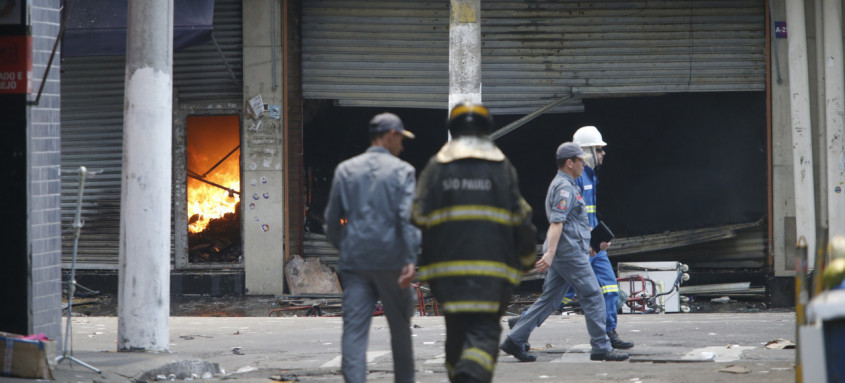 Incêndio de grandes proporções atingiu Shopping Center na região do Brás em São Paulo - Foto: Paulo Pinto/Agência Brasil Incêndio de grandes proporções atingiu Shopping Center na região do Brás em São Paulo