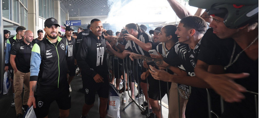 Jogadores do Botafogo foram recepcionados pela torcida no Rio após a classificação para a final da Copa Libertadores - Foto: Vitor Silva/Botafogo Jogadores do Botafogo foram recepcionados pela torcida no Rio após a classificação para a final da Copa Libertadores