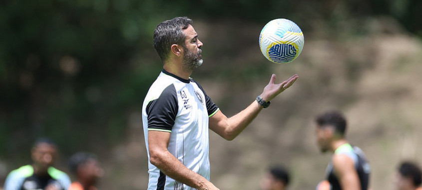 Artur Jorge, técnico do Botafogo, quer ver seu time repetindo a fome de gols exibida contra o Vasco - Foto: Vitor Silva/Botafogo Artur Jorge, técnico do Botafogo, quer ver seu time repetindo a fome de gols exibida contra o Vasco