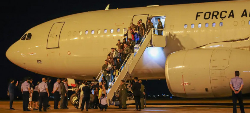 Décimo primeiro voo da FAB que resgatou brasileiros do Líbano pousou às 4h45 desta quinta, em Guarulhos - Foto: Antonio Cruz/Agência Brasil Décimo primeiro voo da FAB que resgatou brasileiros do Líbano pousou às 4h45 desta quinta, em Guarulhos