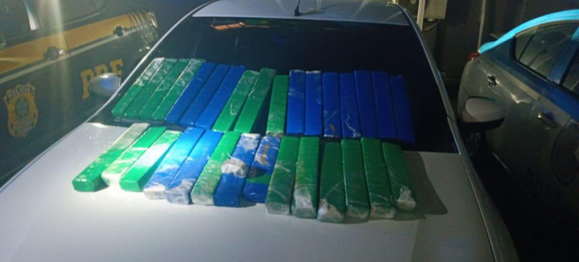 A droga foi encontrada escondida no porta-malas do veículo embalada em sacos plásticos - Foto: Divulgação A droga foi encontrada escondida no porta-malas do veículo embalada em sacos plásticos