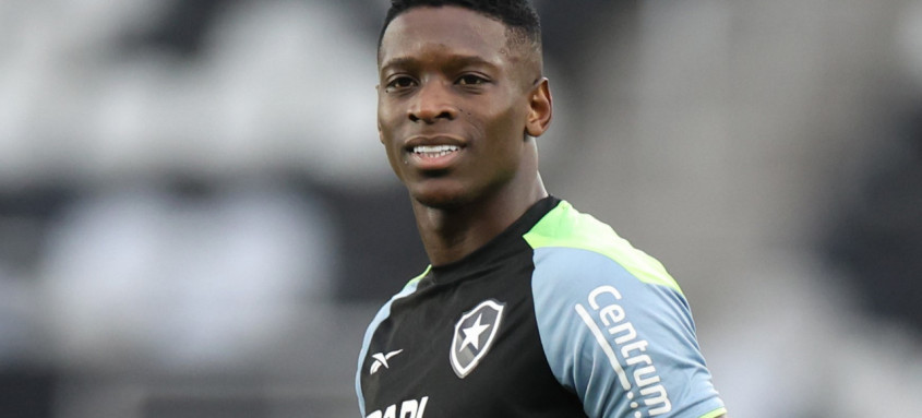 Após cumprir suspensão no empate com o Vitória, Luiz Henrique volta ao ataque do Botafogo nesta terça