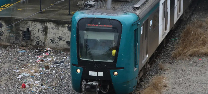Criminosos furtaram cerca de 1,2 quilômetros de cabos da rede aérea da via ferroviária metropolitana do Rio - Foto: Tânia Rêgo/Agência Brasil Criminosos furtaram cerca de 1,2 quilômetros de cabos da rede aérea da via ferroviária metropolitana do Rio