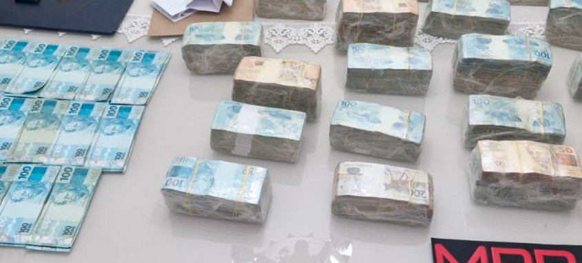 Dinheiro apreendido nesta terça-feira durante operação do GAECO/MPRJ contra possíveis fraudes na Fundação Estadual de Saúde - Foto: Divulgação/MPRJ Dinheiro apreendido nesta terça-feira durante operação do GAECO/MPRJ contra possíveis fraudes na Fundação Estadual de Saúde