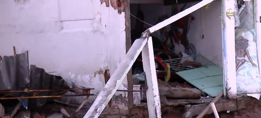 Parte de uma casa desabou em Rocha Miranda após rompimento de adutora

