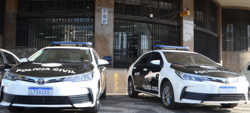 Agentes da 1ª DP (Praça Mauá) prenderam cinco homens e recuperaram 23 celulares roubados - Foto: Divulgação Agentes da 1ª DP (Praça Mauá) prenderam cinco homens e recuperaram 23 celulares roubados