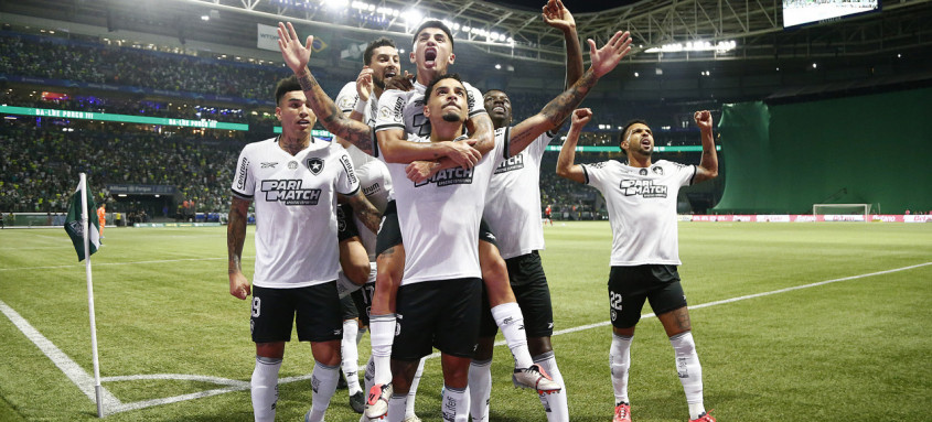 Botafogo deu um grande passo para conquistar o Brasileirão com a vitória sobre o Palmeiras fora de casa - Foto: Vitor Silva/Botafogo Botafogo deu um grande passo para conquistar o Brasileirão com a vitória sobre o Palmeiras fora de casa