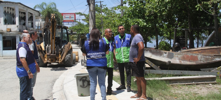Equipes da Secretaria de Desenvolvimento Urbano da Prefeitura de São Gonçalo iniciam a pavimentação de novo trecho da orla da Praia das Pedrinhas