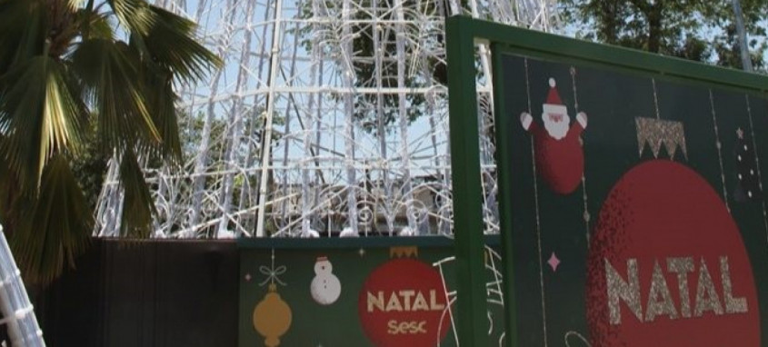 Através da parceria entre Prefeitura de São Gonçalo e Sesc, Praça da Trindade receberá uma árvore de Natal de 23 metros - Foto: Fabio Guimarães/Divulgação Através da parceria entre Prefeitura de São Gonçalo e Sesc, Praça da Trindade receberá uma árvore de Natal de 23 metros