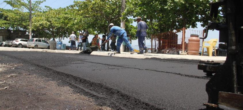 Parte da orla da Praia das Pedrinhas foi pavimentada nesta quinta por equipes da Secretaria de Desenvolvimento Urbano da Prefeitura de São Gonçalo - Foto: Fabio Guimarães/Divulgação Parte da orla da Praia das Pedrinhas foi pavimentada nesta quinta por equipes da Secretaria de Desenvolvimento Urbano da Prefeitura de São Gonçalo