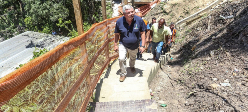 Prefeito de Niterói, Axel Grael, visitou as obras de contenção de encostas na Grota do Surucucu - Foto: Divulgação Prefeito de Niterói, Axel Grael, visitou as obras de contenção de encostas na Grota do Surucucu