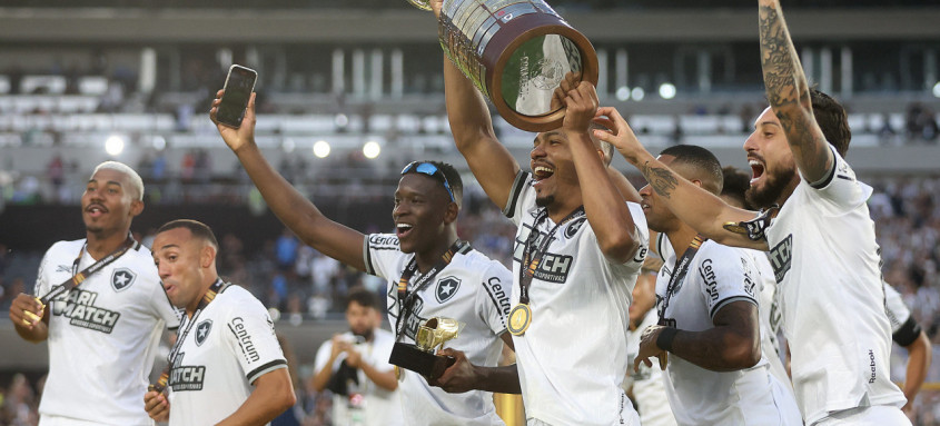 Campeão da Libertadores, o Botafogo pode ser o adversário do Real Madrid na Copa Intercontinental - Foto: Vítor Silva/Botafogo Campeão da Libertadores, o Botafogo pode ser o adversário do Real Madrid na Copa Intercontinental