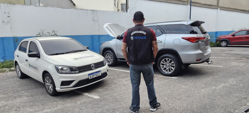 Agentes perceberam a inconsistência ao submeterem o automóvel ao dispositivo digital que verifica dados como numeração do chassi - Foto: Divulgação Agentes perceberam a inconsistência ao submeterem o automóvel ao dispositivo digital que verifica dados como numeração do chassi