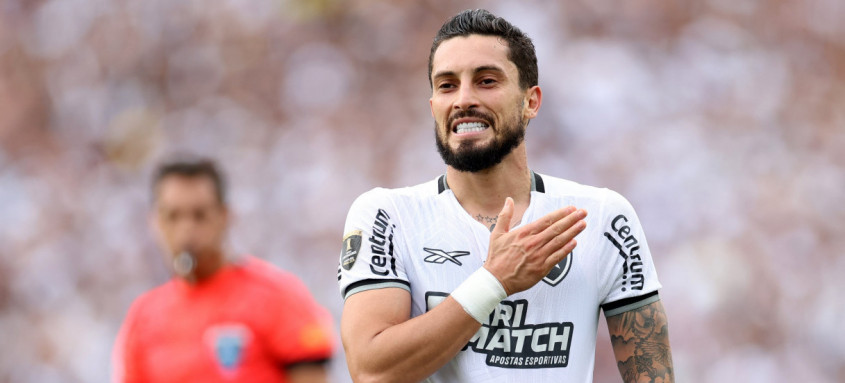 Alex Telles chegou ao Botafogo este ano e se tornou peça fundamental no time
- Foto: Vítor Silva/Botafogo Alex Telles chegou ao Botafogo este ano e se tornou peça fundamental no time
