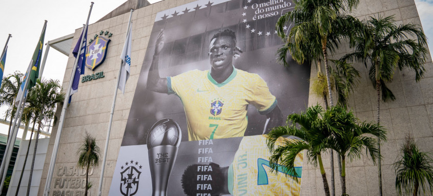 Painel em homenagem a Vini Jr., eleito o melhor jogador do mundo da temporada - Foto: Joilson Marconne/CBF Painel em homenagem a Vini Jr., eleito o melhor jogador do mundo da temporada