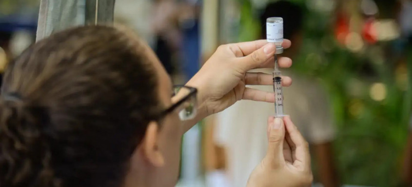Anualmente, o Programa Nacional de Imunizações distribui cerca de 300 milhões de doses de vacinas para todos os 5.570 municípios brasileiros - Foto: Tomaz Silva/Agência Brasil Anualmente, o Programa Nacional de Imunizações distribui cerca de 300 milhões de doses de vacinas para todos os 5.570 municípios brasileiros