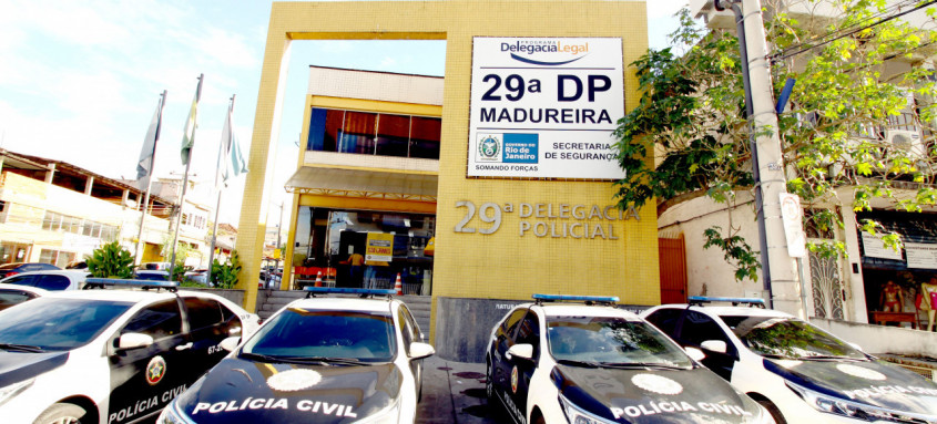 Agentes da 29ª DP (Madureira) prenderam homem suspeito de roubar celular em ponto de ônibus da zona norte do Rio - Foto: Divulgação Agentes da 29ª DP (Madureira) prenderam homem suspeito de roubar celular em ponto de ônibus da zona norte do Rio