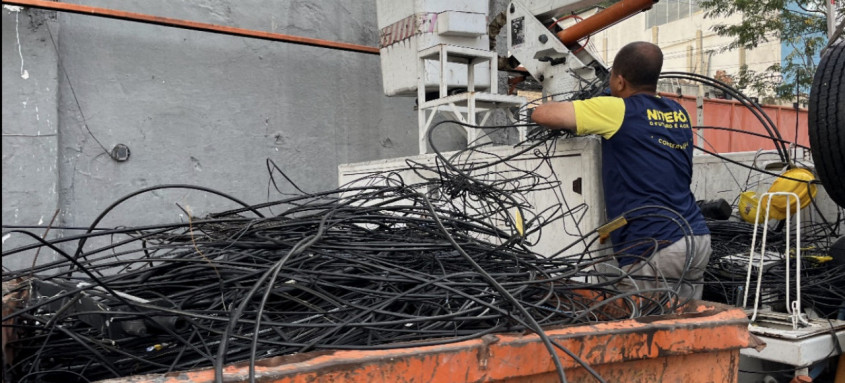 Funcionários da Prefeitura de Niterói já recolheram mais de 1 tonelada de fios caídos na cidade - Foto: Divulgação Funcionários da Prefeitura de Niterói já recolheram mais de 1 tonelada de fios caídos na cidade