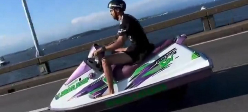 Homem é flagrado andando de jet ski na Ponte Rio-Niterói
