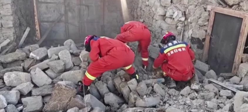 Equipes de resgate trabalham nos escombros na tentativa de encontrar sobreviventes após terremoto que atingiu o Tibete - Foto: Reprodução da Internet Equipes de resgate trabalham nos escombros na tentativa de encontrar sobreviventes após terremoto que atingiu o Tibete