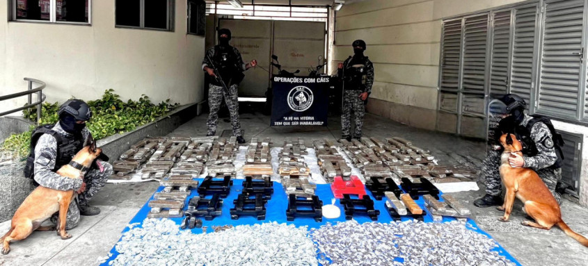 Em um terreno foram encontrados os entorpecentes (maconha e cocaína), parte em tabletes e bolas adesivadas e parte embalada para comercialização - Foto: Divulgação Em um terreno foram encontrados os entorpecentes (maconha e cocaína), parte em tabletes e bolas adesivadas e parte embalada para comercialização