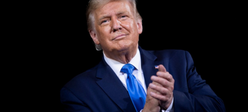 Trump lançou uma criptomoeda, a $TRUMP, em 17 de janeiro, três dias antes de assumir a Presidência - Foto: Brendan Smialowski / AF Trump lançou uma criptomoeda, a $TRUMP, em 17 de janeiro, três dias antes de assumir a Presidência