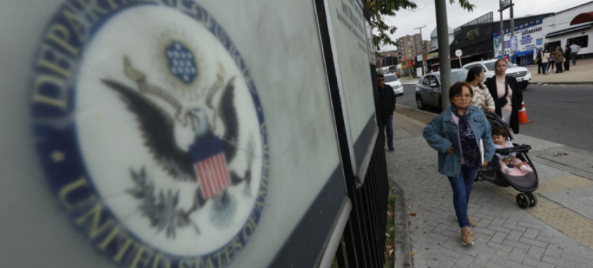 Cidadãos colombianos solicitantes de visto para os Estados Unidos caminham em frente à embaixada americana - Foto: Mauricio Dueñas Castañeda/EFE Cidadãos colombianos solicitantes de visto para os Estados Unidos caminham em frente à embaixada americana