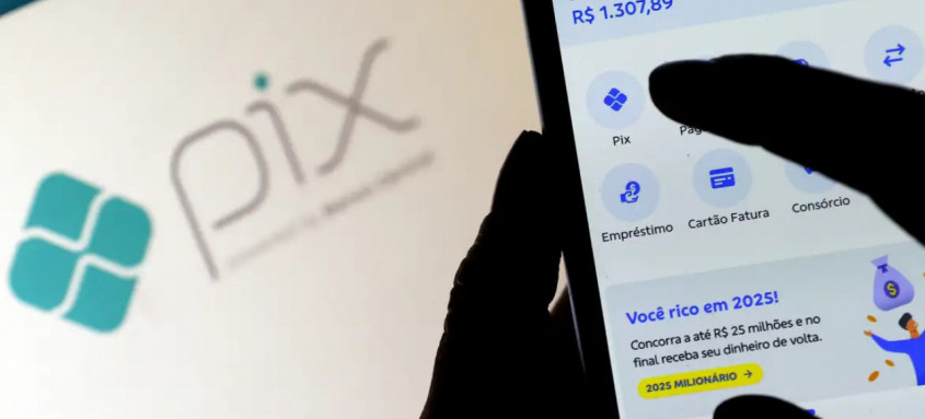 Volume de transferências por Pix havia caído em meio a onda de fake News
- Foto: Bruno Peres/Agência Brasil Volume de transferências por Pix havia caído em meio a onda de fake News