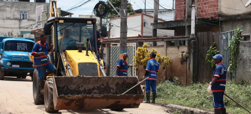 Peões à obra sob comando da prefeitura