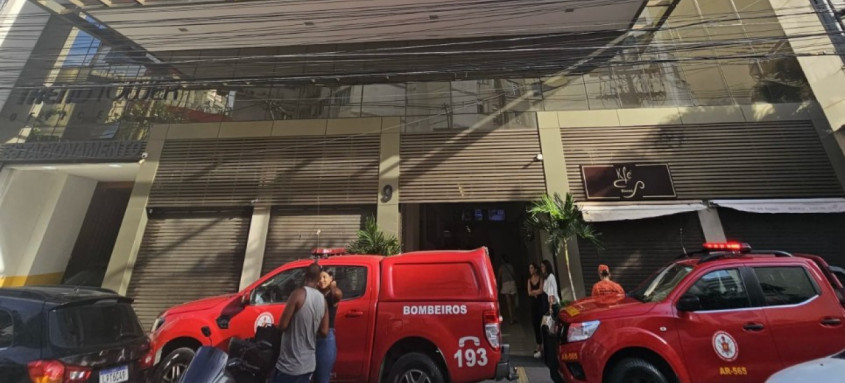 Imagens do Corpo de Bombeiros no local.